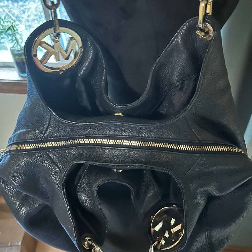 Michael Kors Black Leather Shoulder Bag with Gold Hardware - Picture 3 of 9